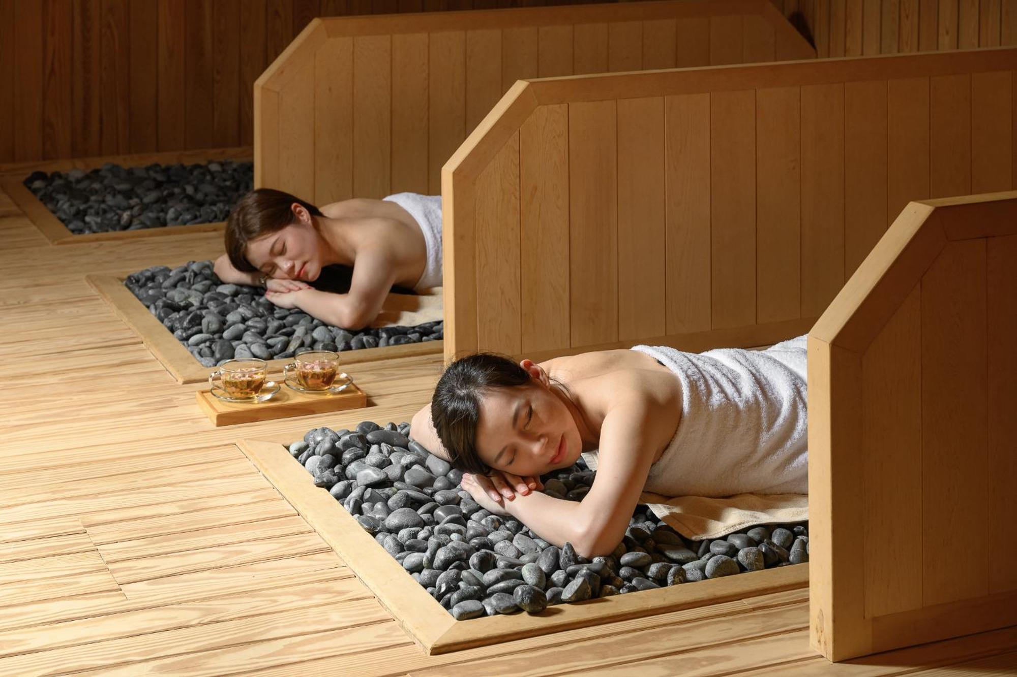 에버그린 리조트 호텔 - 자오시 외부 사진 A traditional Korean spa