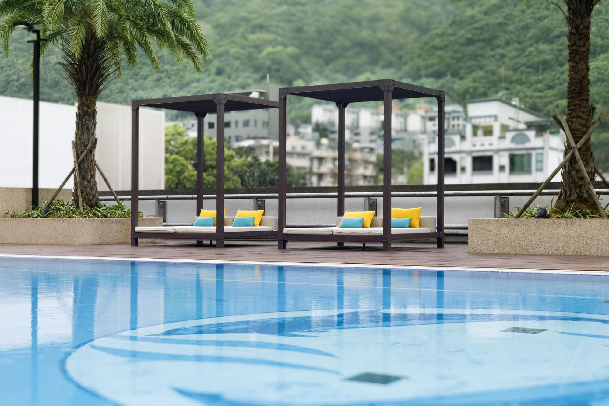 에버그린 리조트 호텔 - 자오시 외부 사진 The swimming pool at the hotel