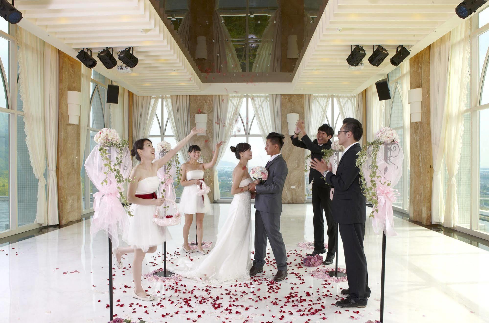 에버그린 리조트 호텔 - 자오시 외부 사진 A wedding in the Sky Chapel