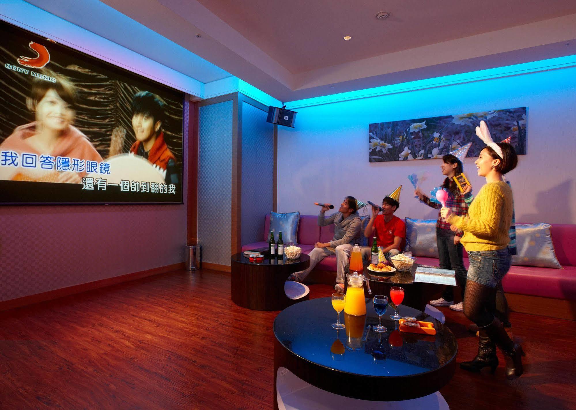 에버그린 리조트 호텔 - 자오시 외부 사진 Karaoke in Seoul, South Korea